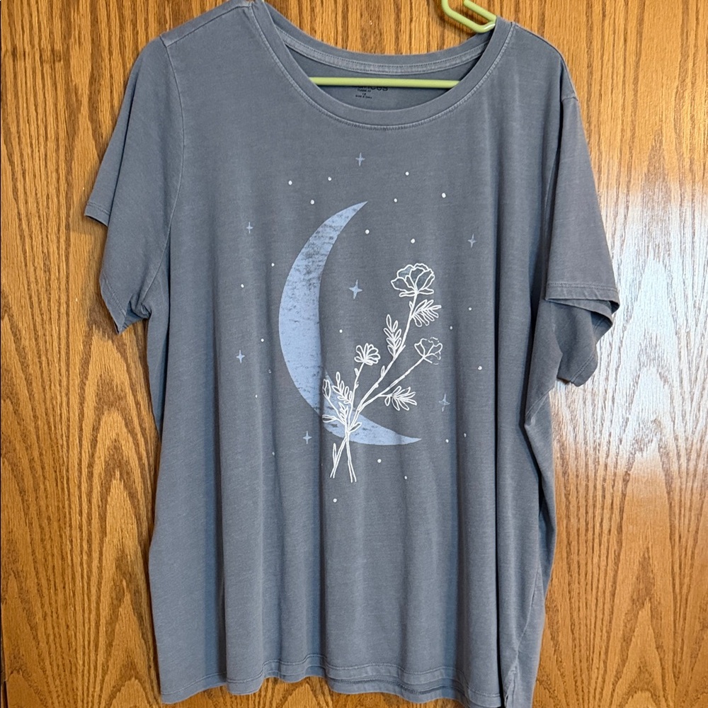 Maurices Gray Short Sleeve Tee with Moon & Floral Graphic
